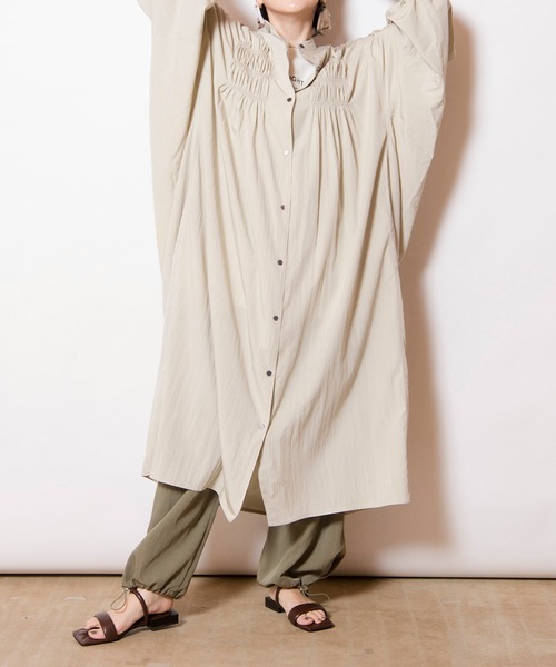 OSMOSIS(オズモーシス)の「ギャザーコクーンワンピース(ワンピース・レディース・グリーン/チャコール/ライトベージュ・ONE SIZE)」の17枚目の写真