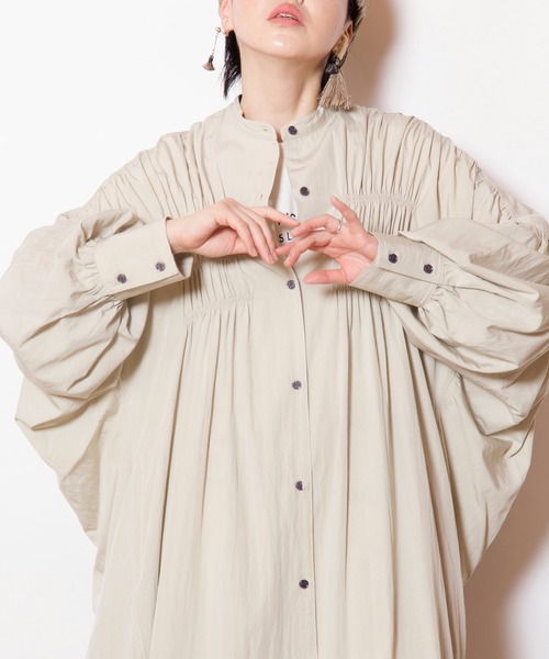 OSMOSIS(オズモーシス)の「ギャザーコクーンワンピース(ワンピース・レディース・グリーン/チャコール/ライトベージュ・ONE SIZE)」の18枚目の写真