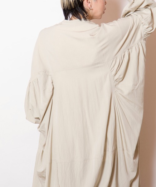 OSMOSIS(オズモーシス)の「ギャザーコクーンワンピース(ワンピース・レディース・グリーン/チャコール/ライトベージュ・ONE SIZE)」の20枚目の写真