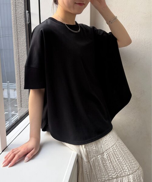 Jena espace merveilleux(ジェナ エスパスメルヴェイユ)の「【Tシャツなのに⁉ほんのりツヤ感ポンチョT】バックテープカットソー(Tシャツ/カットソー・レディース・ライトグレー/チャコールグレー/オフホワイト/ブラック/ブルー系その他・2/1)」の1枚目の写真