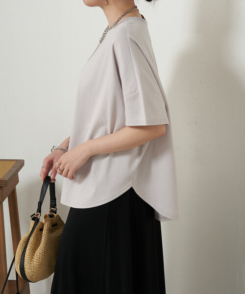 Jena espace merveilleux(ジェナ エスパスメルヴェイユ)の「【Tシャツなのに⁉ほんのりツヤ感ポンチョT】バックテープカットソー(Tシャツ/カットソー・レディース・ライトグレー/チャコールグレー/オフホワイト/ブラック/ブルー系その他・2/1)」の9枚目の写真