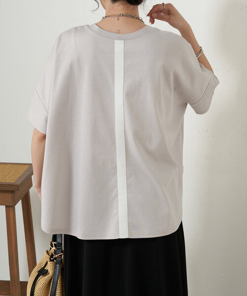 Jena espace merveilleux(ジェナ エスパスメルヴェイユ)の「【Tシャツなのに⁉ほんのりツヤ感ポンチョT】バックテープカットソー(Tシャツ/カットソー・レディース・ライトグレー/チャコールグレー/オフホワイト/ブラック/ブルー系その他・2/1)」の10枚目の写真