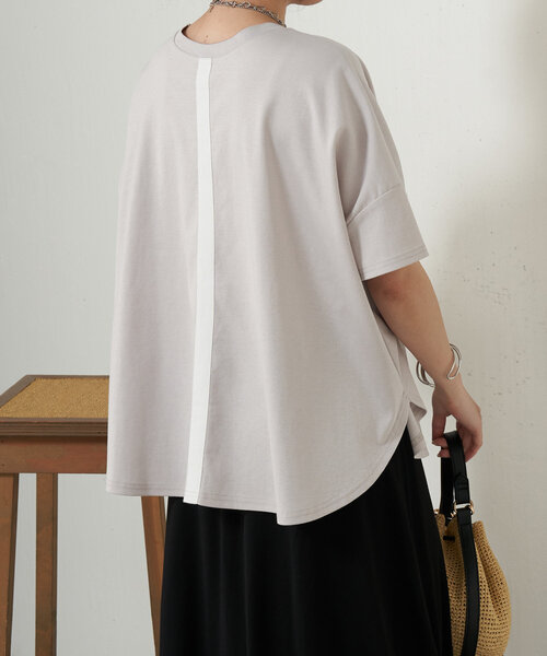 Jena espace merveilleux(ジェナ エスパスメルヴェイユ)の「【Tシャツなのに⁉ほんのりツヤ感ポンチョT】バックテープカットソー(Tシャツ/カットソー・レディース・ライトグレー/チャコールグレー/オフホワイト/ブラック/ブルー系その他・2/1)」の11枚目の写真