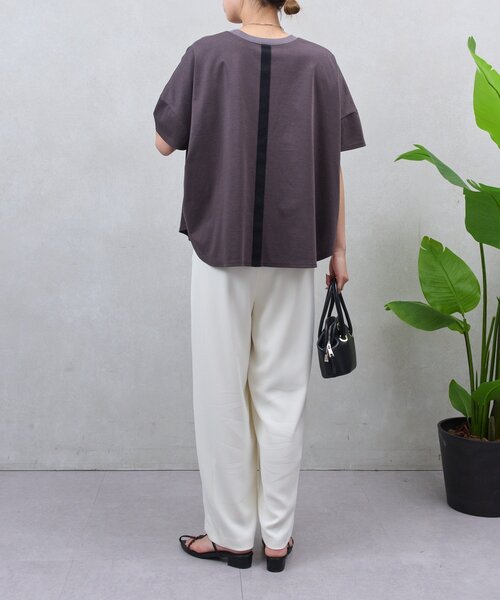 Jena espace merveilleux(ジェナ エスパスメルヴェイユ)の「【Tシャツなのに⁉ほんのりツヤ感ポンチョT】バックテープカットソー(Tシャツ/カットソー・レディース・ライトグレー/チャコールグレー/オフホワイト/ブラック/ブルー系その他・2/1)」の19枚目の写真
