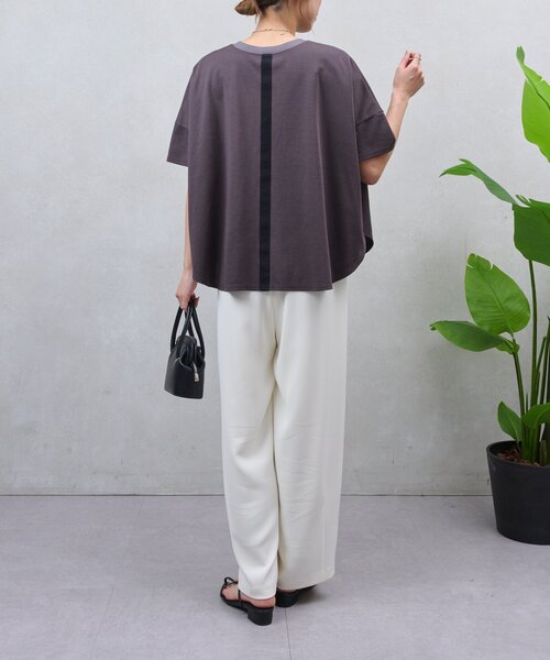 Jena espace merveilleux(ジェナ エスパスメルヴェイユ)の「【Tシャツなのに⁉ほんのりツヤ感ポンチョT】バックテープカットソー(Tシャツ/カットソー・レディース・ライトグレー/チャコールグレー/オフホワイト/ブラック/ブルー系その他・2/1)」の20枚目の写真