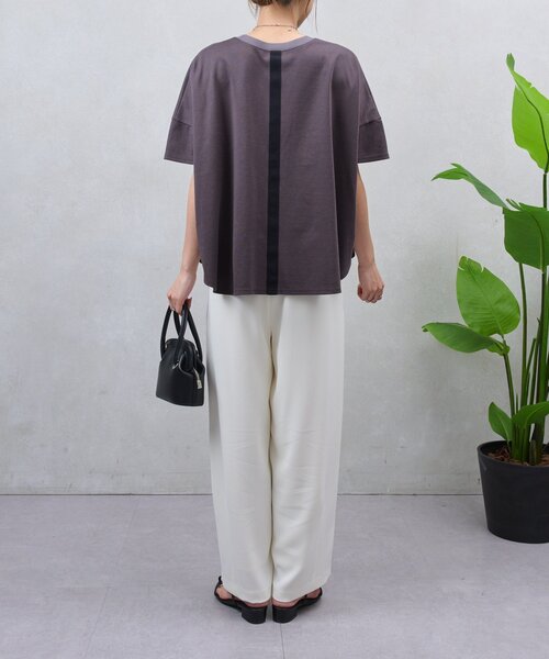 Jena espace merveilleux(ジェナ エスパスメルヴェイユ)の「【Tシャツなのに⁉ほんのりツヤ感ポンチョT】バックテープカットソー(Tシャツ/カットソー・レディース・ライトグレー/チャコールグレー/オフホワイト/ブラック/ブルー系その他・2/1)」の21枚目の写真