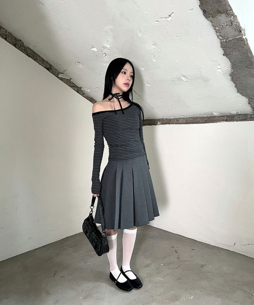 4INT.(フォイント)の「【ベルト付き】 クラシック Aライン プリーツ ミディ スカート(スカート・レディース・チャコールグレー/ブラック・M/S)」の17枚目の写真