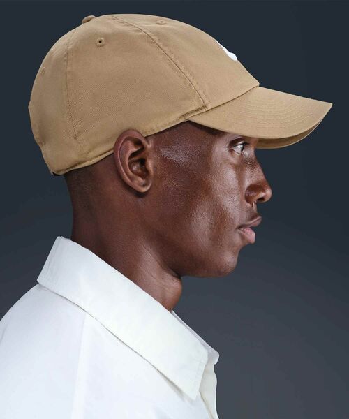NIKE(ナイキ)の「ナイキ クラブ アンストラクチャード フューチュラ ウォッシュ キャップ / Nike Club Unstructured Futura Wash Cap FB5368-297 Parachute Beige(キャップ・メンズ・ベージュ・S/M/M/L/L/XL)」の7枚目の写真