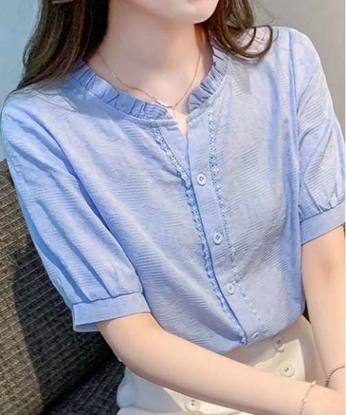 BLANC FICELLE(ブランフィセル)の「半袖 フリル シャツ(シャツ/ブラウス・レディース・ホワイト/ブルー・M)」の1枚目の写真