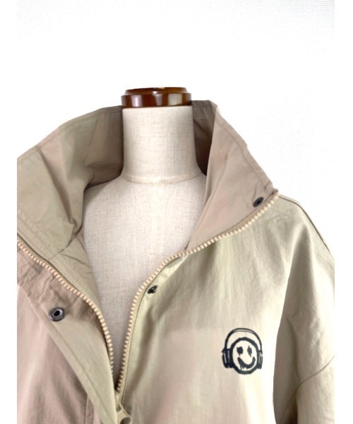WORLD WIDE LOVE!（ワールドワイドラブ）の「スタンドカラーブルゾン（ブルゾン・レディース・ベージュ/アイボリー/ブラック・1）」の6枚目の写真
