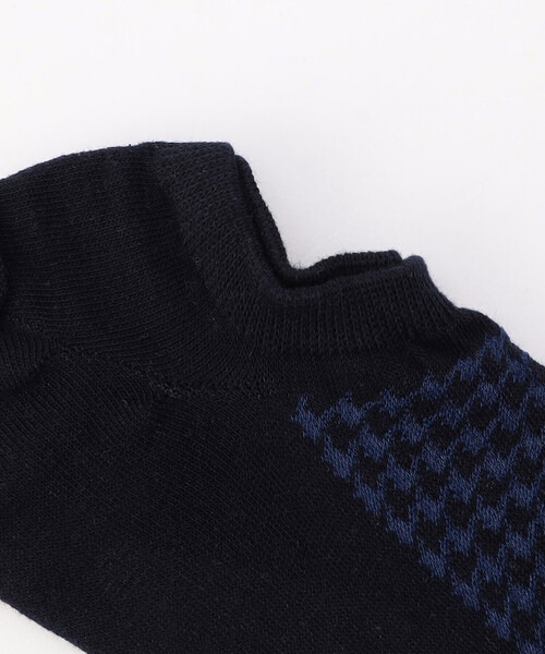 COMME CA ISM(コムサイズム)の「マイクロ千鳥柄 アンクルソックス(ソックス/靴下・メンズ・チャコール/ネイビー/ブラック・25-27CM)」の4枚目の写真