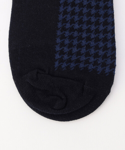 COMME CA ISM(コムサイズム)の「マイクロ千鳥柄 アンクルソックス(ソックス/靴下・メンズ・チャコール/ネイビー/ブラック・25-27CM)」の5枚目の写真