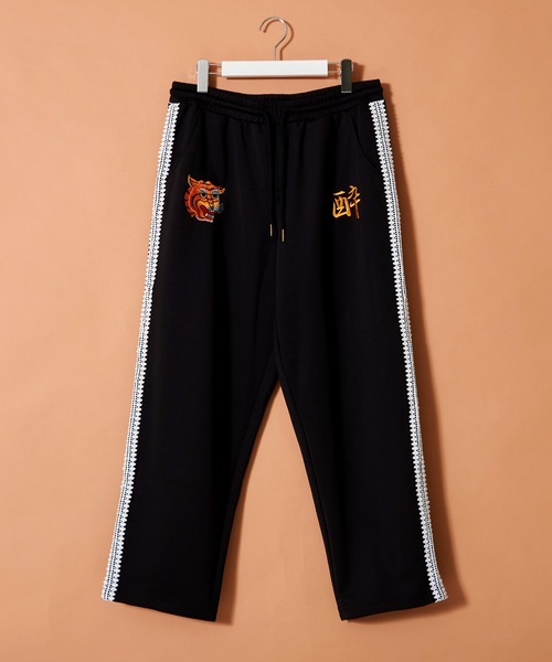 Revo.（レボ）の「【YOIDORE 酔いどれ】酒愛好家 サイドラインレース ジャージパンツ（トラックパンツ）（その他パンツ・メンズ・ブラック/グリーン/レッド・M/L）」の2枚目の写真