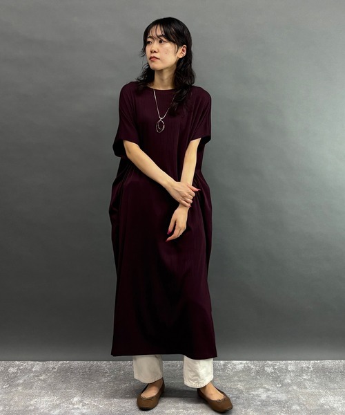 NICOLE white(ニコルホワイト)の「ランダムリブ素材のゆったりワンピース(ワンピース・レディース・カーキ/ブラック/グレイッシュブルー/ボルドー・FREE)」の5枚目の写真