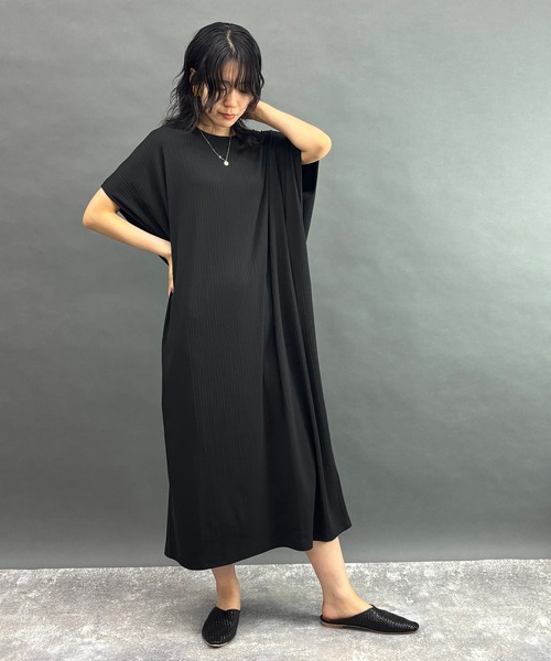 NICOLE white(ニコルホワイト)の「ランダムリブ素材のゆったりワンピース(ワンピース・レディース・カーキ/ブラック/グレイッシュブルー/ボルドー・FREE)」の12枚目の写真