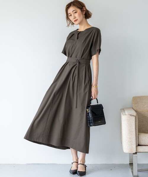 23区 L(ニジュウサンクオオキイサイズ)の「【一部店舗限定/UVカット/洗える】タイプライター サック風 ワンピース(ワンピース・レディース・グレー系/ネイビー系/黄土色系・44/46)」の4枚目の写真