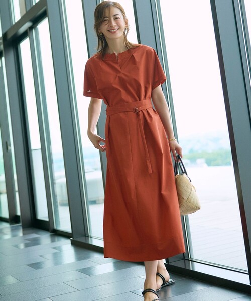 23区 L(ニジュウサンクオオキイサイズ)の「【一部店舗限定/UVカット/洗える】タイプライター サック風 ワンピース(ワンピース・レディース・グレー系/ネイビー系/黄土色系・44/46)」の6枚目の写真