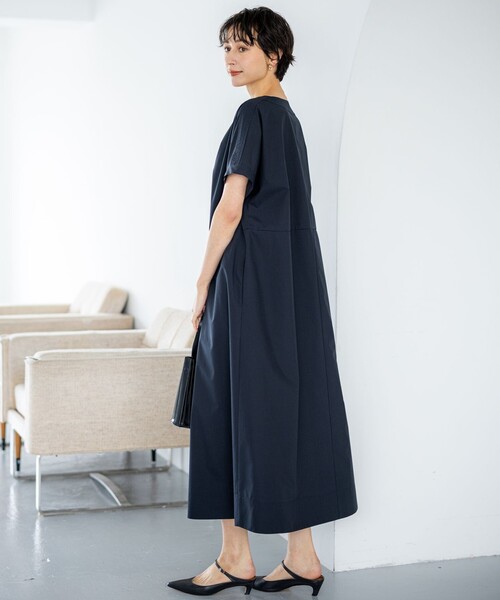 23区 L(ニジュウサンクオオキイサイズ)の「【一部店舗限定/UVカット/洗える】タイプライター サック風 ワンピース(ワンピース・レディース・グレー系/ネイビー系/黄土色系・44/46)」の11枚目の写真