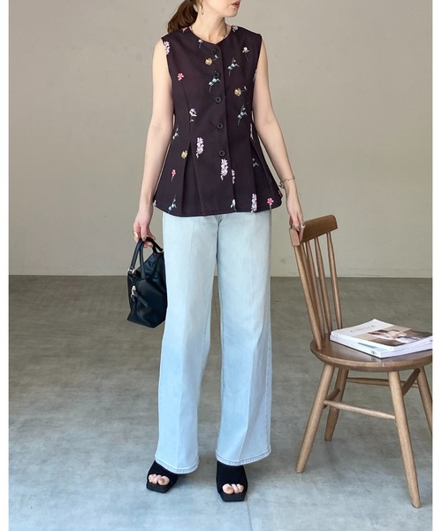 She's Closet（シーズクローゼット）の「小花柄フラワープリントノースリーブタックフレアペプラムジレベスト（ベスト・レディース・ブラック/ベージュ/ネイビー・FREE）」の6枚目の写真