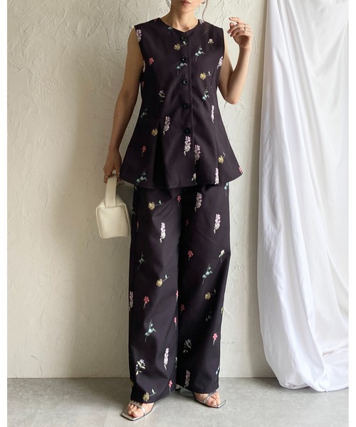 She's Closet（シーズクローゼット）の「小花柄フラワープリントノースリーブタックフレアペプラムジレベスト（ベスト・レディース・ブラック/ベージュ/ネイビー・FREE）」の9枚目の写真