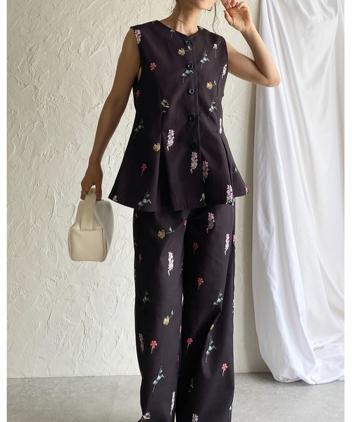 She's Closet（シーズクローゼット）の「小花柄フラワープリントノースリーブタックフレアペプラムジレベスト（ベスト・レディース・ブラック/ベージュ/ネイビー・FREE）」の10枚目の写真