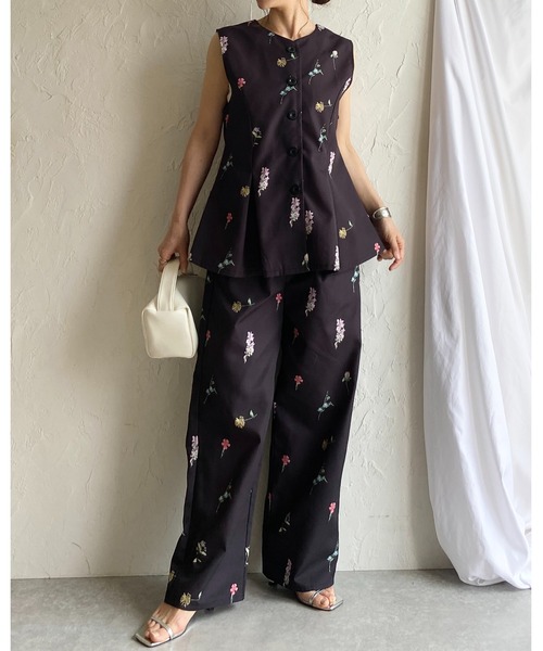 She's Closet（シーズクローゼット）の「小花柄フラワープリントノースリーブタックフレアペプラムジレベスト（ベスト・レディース・ブラック/ベージュ/ネイビー・FREE）」の11枚目の写真