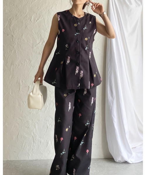 She's Closet（シーズクローゼット）の「小花柄フラワープリントノースリーブタックフレアペプラムジレベスト（ベスト・レディース・ブラック/ベージュ/ネイビー・FREE）」の13枚目の写真