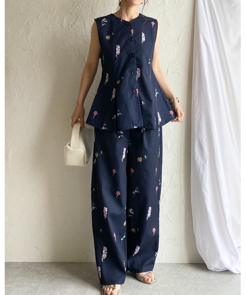 She's Closet（シーズクローゼット）の「小花柄フラワープリントノースリーブタックフレアペプラムジレベスト（ベスト・レディース・ブラック/ベージュ/ネイビー・FREE）」の14枚目の写真