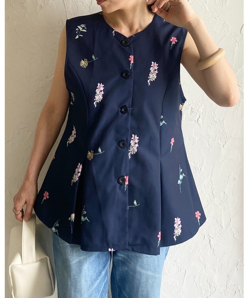 She's Closet（シーズクローゼット）の「小花柄フラワープリントノースリーブタックフレアペプラムジレベスト（ベスト・レディース・ブラック/ベージュ/ネイビー・FREE）」の16枚目の写真