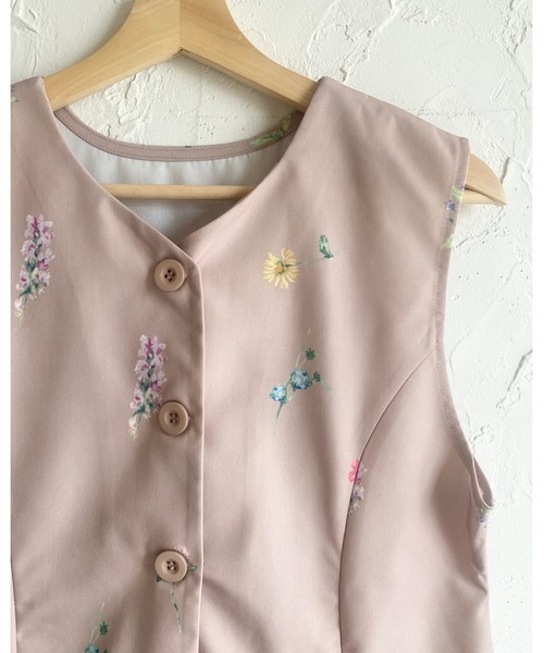 She's Closet（シーズクローゼット）の「小花柄フラワープリントノースリーブタックフレアペプラムジレベスト（ベスト・レディース・ブラック/ベージュ/ネイビー・FREE）」の18枚目の写真