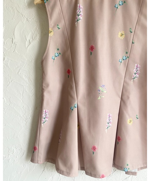 She's Closet（シーズクローゼット）の「小花柄フラワープリントノースリーブタックフレアペプラムジレベスト（ベスト・レディース・ブラック/ベージュ/ネイビー・FREE）」の22枚目の写真