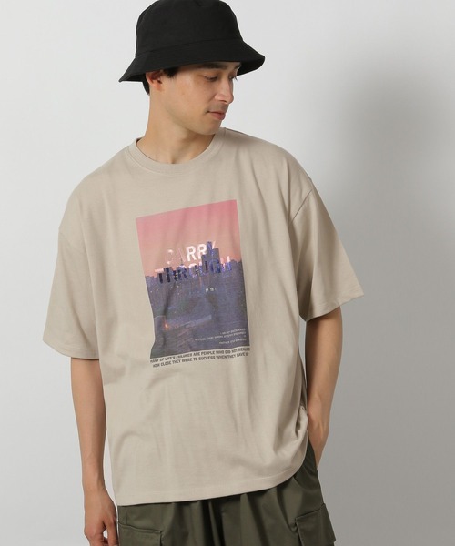 LAKOLE(ラコレ)の「フォト刺繍T / 498738(Tシャツ/カットソー・メンズ・ラベンダー/ホワイト/サンドグレー・MEDIUM/LARGE)」の2枚目の写真