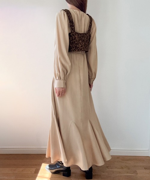 LAUIR（ラウアー）の「パフスリーブワンピース+ジャガードビスチェ