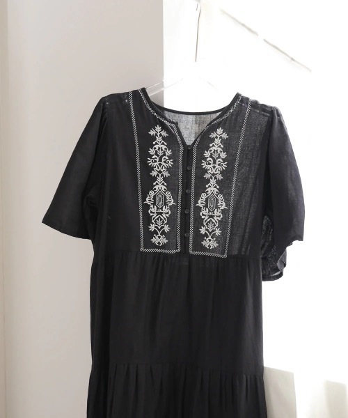 Bab(バブ)の「【S・Mサイズ展開】袖フレアーティアード刺繍ワンピース(ワンピース・レディース・ブラック/アイボリー・MEDIUM/SMALL)」の4枚目の写真