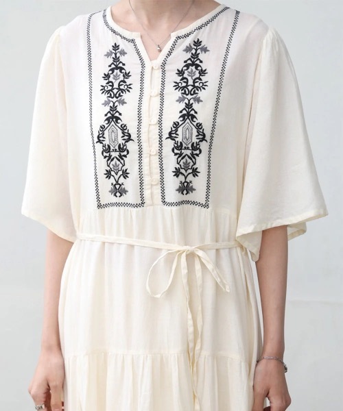 Bab(バブ)の「【S・Mサイズ展開】袖フレアーティアード刺繍ワンピース(ワンピース・レディース・ブラック/アイボリー・MEDIUM/SMALL)」の9枚目の写真