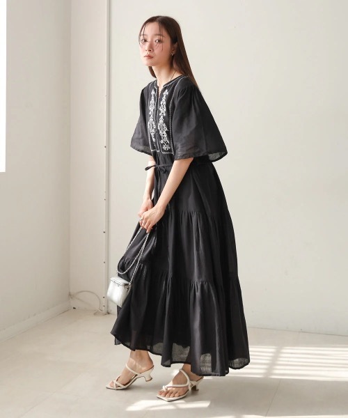 Bab(バブ)の「【S・Mサイズ展開】袖フレアーティアード刺繍ワンピース(ワンピース・レディース・ブラック/アイボリー・MEDIUM/SMALL)」の3枚目の写真