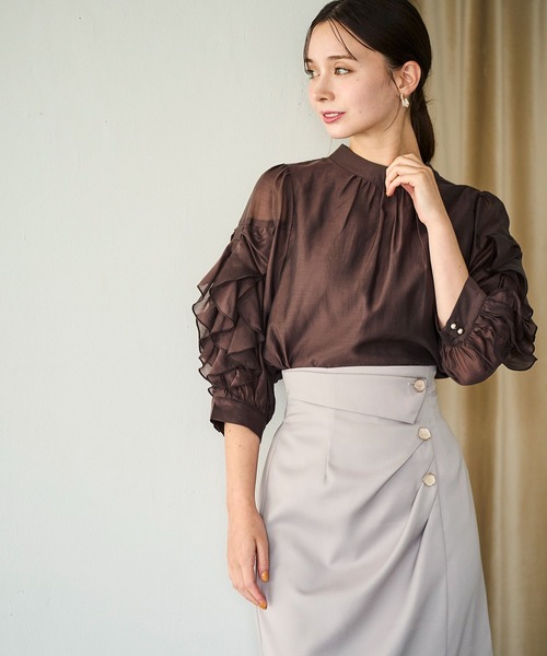 31 Sons de mode（トランテアン　ソン　ドゥ　モード）の「2025秋冬新作 ラッフルリボンスタンドカラーブラウス（シャツ/ブラウス・レディース・ホワイト/ブラウン/グリーン・ﾌﾘ-）」の2枚目の写真