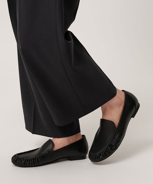 BEAUTY&YOUTH UNITED ARROWS（ビューティーアンドユースユナイテッドアローズ）の「レザー ギャザー ローファー（ローファー・レディース・ブラック/ベージュ・38/37/36h/37h/36）」の2枚目の写真