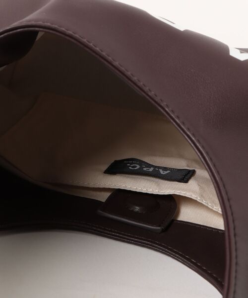 A.P.C.(アーペーセー)の「BABY NINON SHOULDER(ショルダーバッグ・レディース・ブラウン/ブラック・ONESIZE)」の4枚目の写真