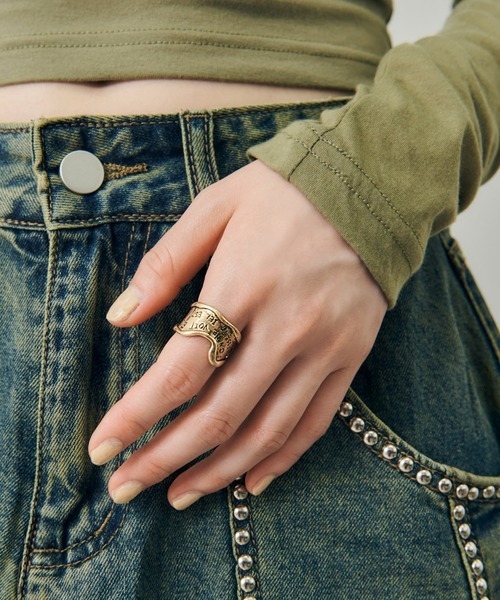 GOLDY（ゴールディ）の「【GOLDY】ヴィンテージ風 レタリング ワイド リング 5251003（リング・レディース・シルバー/ゴールド・FREE）」の2枚目の写真