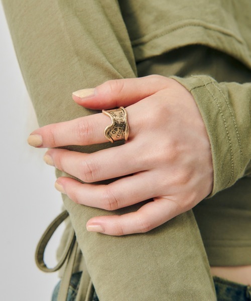 GOLDY（ゴールディ）の「【GOLDY】ヴィンテージ風 レタリング ワイド リング 5251003（リング・レディース・シルバー/ゴールド・FREE）」の5枚目の写真