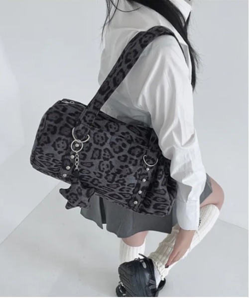 gossip!ロサンゼルス(ゴシップロサンゼルス)の「スター グラフィック ボストンバッグ Y2K/500mlペットボトル収納可能 25AW(ショルダーバッグ・レディース・カモフラージュ/レオパード・FREE)」の2枚目の写真