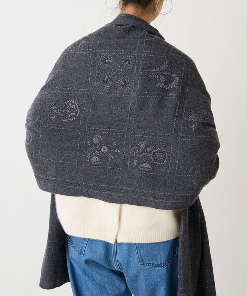 BEARDSLEY(ビアズリー)の「《CITRUS》刺繍タッセルストール(ストール/ショール・レディース・ベージュ/グレー・FREE)」の4枚目の写真
