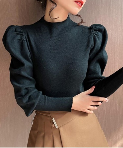 maison de LATIR(メゾンドラティール)の「存在感で魅せる、構築的シルエット。モードを纏うパワーショルダーニット。(ニット/セーター・レディース・ホワイト/ブラック/マスタード・FREE)」の6枚目の写真