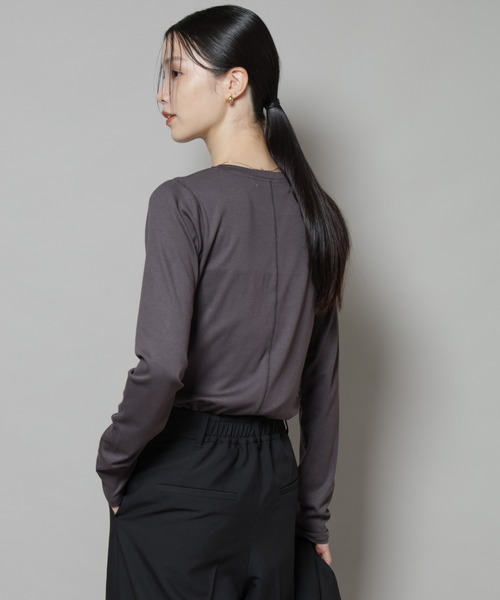 NANO universe(ナノユニバース)の「吸湿発熱クルーネックロングスリーブTシャツ(Tシャツ/カットソー・レディース・グレー/ホワイト/ブラック・FREE)」の8枚目の写真