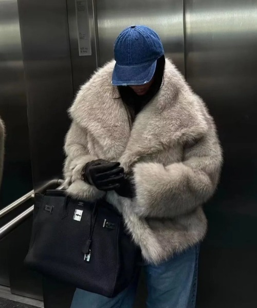 ENLIKE（エンリケ）の「フェイクファーボリュームジャケット（その他アウター・レディース・ブラウン/ブラック/アイボリー・FREE）」の4枚目の写真