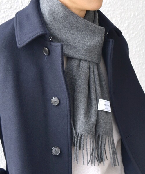 SHIPS any（シップス エニィ）の「SHIPS any: カシミヤ ソリッド マフラー 25AW（マフラー・メンズ・ブラック/オフホワイト/ナチュラル/グレー/ブルー/ダークグレー/ネイビー/ブラウン/レッド・ONE SIZE）」の4枚目の写真