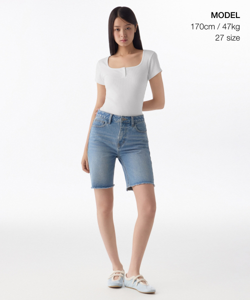 MUSINSA STANDARD WOMAN（ムシンサスタンダードウーマン）の「ウィメンズカットオフデニムバイカーショーツ[ライトインディゴ]（デニムパンツ・レディース・その他・30/24/25/26/27/28/29）」の3枚目の写真