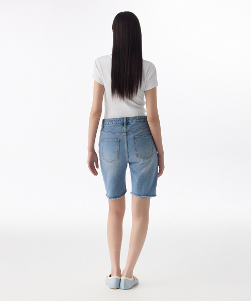 MUSINSA STANDARD WOMAN（ムシンサスタンダードウーマン）の「ウィメンズカットオフデニムバイカーショーツ[ライトインディゴ]（デニムパンツ・レディース・その他・30/24/25/26/27/28/29）」の4枚目の写真