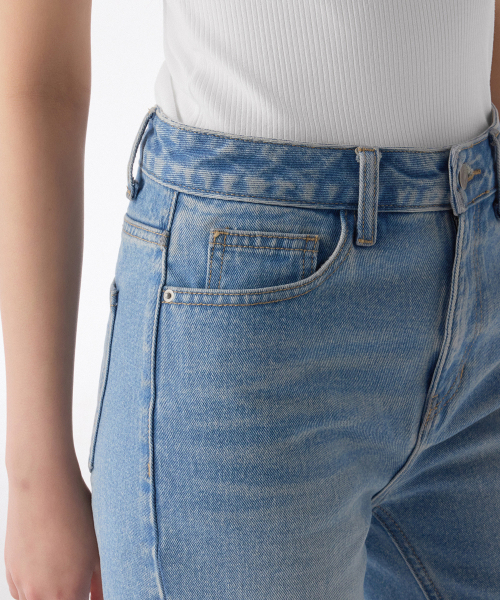 MUSINSA STANDARD WOMAN（ムシンサスタンダードウーマン）の「ウィメンズカットオフデニムバイカーショーツ[ライトインディゴ]（デニムパンツ・レディース・その他・30/24/25/26/27/28/29）」の6枚目の写真